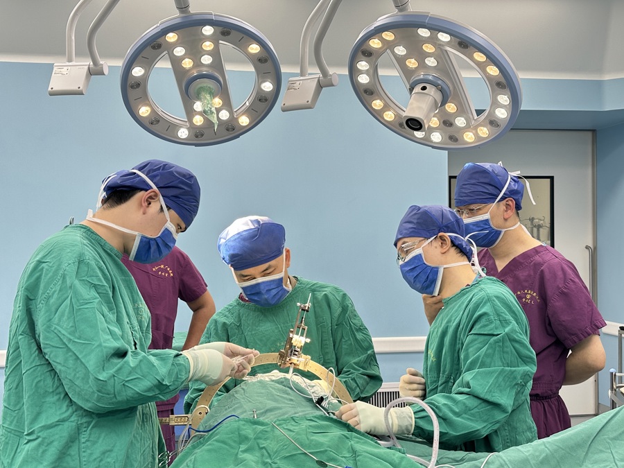 广西首例!中山一院广西医院成功开展“脑机接口”脑起搏器手术治疗帕金森病